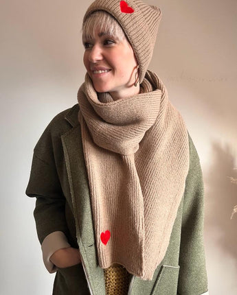 ensemble bonnet et écharpe coeur couleur taupe