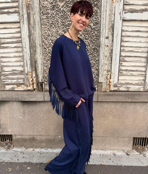ensemble the Corner Paris à franges, composé d'un sweat oversize et d'un pantalon fluide, matière douce au toucher, couleur marine ou choco. Taille unique 36/46