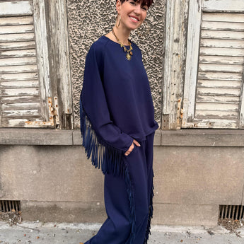ensemble the Corner Paris à franges, composé d'un sweat oversize et d'un pantalon fluide, matière douce au toucher, couleur marine ou choco. Taille unique 36/46