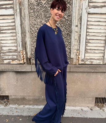 ensemble the Corner Paris à franges, composé d'un sweat oversize et d'un pantalon fluide, matière douce au toucher, couleur marine ou choco. Taille unique 36/46