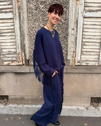ensemble the Corner Paris à franges, composé d'un sweat oversize et d'un pantalon fluide, matière douce au toucher, couleur marine ou choco. Taille unique 36/46