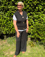 ensemble femme grande taille noir fluide avec pantalon, gilet sans manches et détails boutons broches