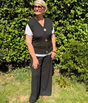 ensemble femme grande taille noir fluide avec pantalon, gilet sans manches et détails boutons broches