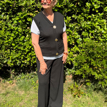 ensemble femme grande taille noir fluide avec pantalon, gilet sans manches et détails boutons broches