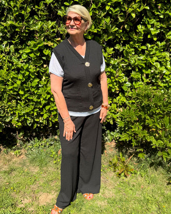ensemble femme grande taille noir fluide avec pantalon, gilet sans manches et détails boutons broches