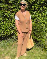 ensemble pantalon curvy, léger, détails boutons broches, camel ou noir.