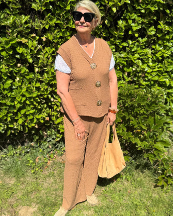 ensemble pantalon curvy, léger, détails boutons broches, camel ou noir.