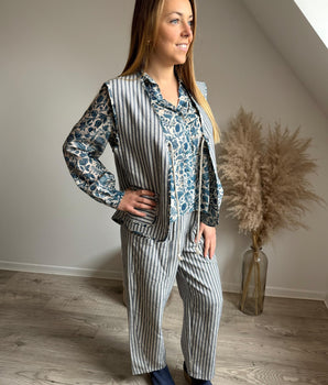 gilet sans manche rayé intérieur fleurs, deux poches plaquée léger, marque Johanna Paris
