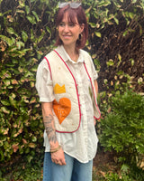 idéale sur sur chemise, veste ou gilet sans manche écru, brodée oeil arc en ciel dans le dos, marque the Corner