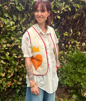 idéale sur sur chemise, veste ou gilet sans manche écru, brodée oeil arc en ciel dans le dos, marque the Corner