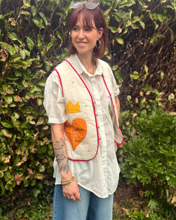 idéale sur sur chemise, veste ou gilet sans manche écru, brodée oeil arc en ciel dans le dos, marque the Corner