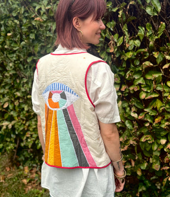 gilet sans manches légèrement matelassé, oeil arc en ciel multicolore brodé, petits boutons devant, marque The Corner, idéale avec la chemise flower brodée de la même marque