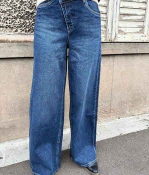 jean droit large en denim bleu avec fermeture décalée, taille haute