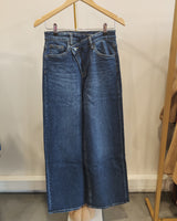 jean droit large en denim bleu avec fermeture décalée, taille haute