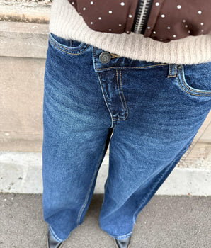 jean droit large en denim bleu avec fermeture décalée, taille haute