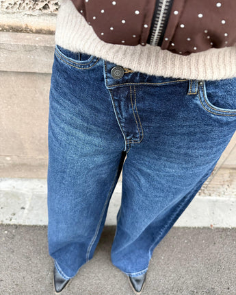 jean droit large en denim bleu avec fermeture décalée, taille haute