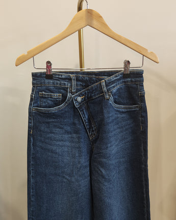 jean droit large en denim bleu avec fermeture décalée, taille haute