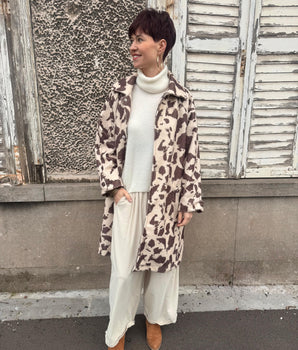 manteau motif vache tendance, coupe ample, tons naturels pour look automne-hiver, marque Johanna Paris