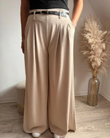 pantalon fluide et léger à pinces, coloris écru, avec sa fine ceinture, taille unique 36/42