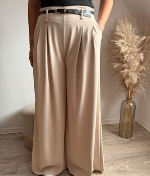 pantalon fluide et léger à pinces, coloris écru, avec sa fine ceinture, taille unique 36/42