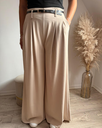 pantalon fluide et léger à pinces, coloris écru, avec sa fine ceinture, taille unique 36/42