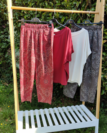 pantalon magique version été imprimé bandana en choco ou bordeaux, taille 36/42 marque Johanna Paris
idéal avec un tee shirt biba.