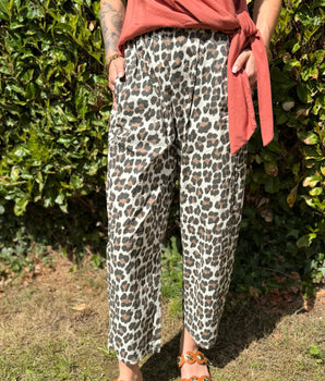 pantalon magique léopard beige, version été, 7/8ème marque Johanna Paris taille 36 au 44