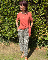 pantalon magique 7/8ème imprimé léopard, hyper confort, version été marque Johanna Paris, parfait avec le tee shirt à noeud ou le tee shirt biba