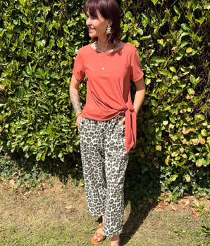 pantalon magique 7/8ème imprimé léopard, hyper confort, version été marque Johanna Paris, parfait avec le tee shirt à noeud ou le tee shirt biba