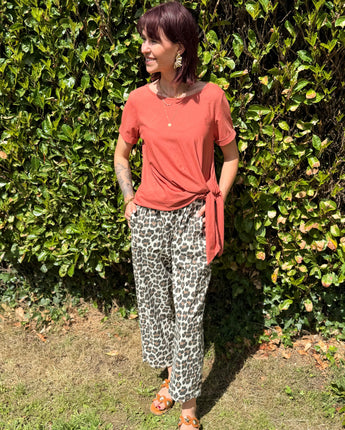 pantalon magique 7/8ème imprimé léopard, hyper confort, version été marque Johanna Paris, parfait avec le tee shirt à noeud ou le tee shirt biba