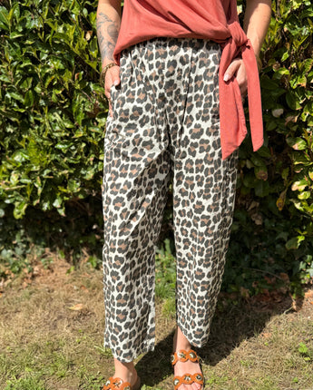 pantalon magique léopard beige, version été, 7/8ème marque Johanna Paris taille 36 au 44