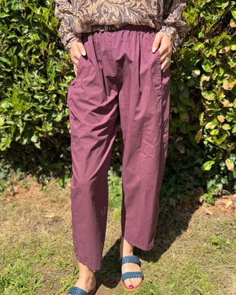 pantalon version été, magique couleur prune idéal pour l'entrée de saison, coupe 7/8ème marque Johanna Paris