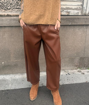 pantalon en simili cuir 7/8ème coloris camel ou prune taille unique 36 au 44