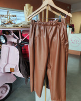 pantalon 7/8ème magique marque Johanna Paris en simili cuir camel