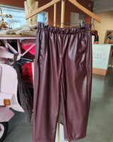 pantalon 7/8ème magique marque Johanna Paris en simili cuir prune