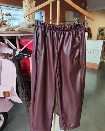pantalon 7/8ème magique marque Johanna Paris en simili cuir prune