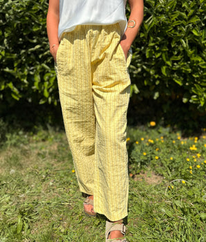 pantalon magique jaune avec surpiqures, taille élastique marque Johanna Paris