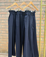 pantalon PO long, jambes larges, élastiqué à la taille, deux grandes poches en bleu marine Johanna Paris