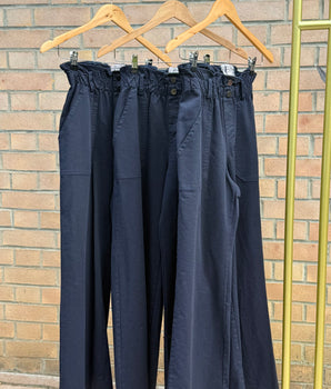 pantalon PO long, jambes larges, élastiqué à la taille, deux grandes poches en bleu marine Johanna Paris
