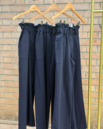 pantalon PO long, jambes larges, élastiqué à la taille, deux grandes poches en bleu marine Johanna Paris
