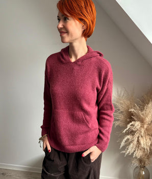 pull avec capuche et poches devant couleur framboise Johanna Paris