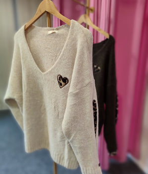 pull col V pulpeuse détails léopard, au niveau de la manche et poignet. Coloris choco ou écru, taille unique 44/50