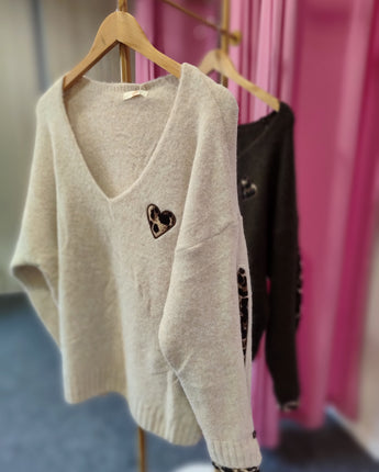 pull col V pulpeuse détails léopard, au niveau de la manche et poignet. Coloris choco ou écru, taille unique 44/50