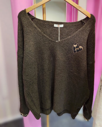 pull choco grande taille coeur et manches léopard.