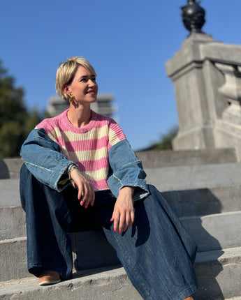 pull rayé rose et blanc manches en jean