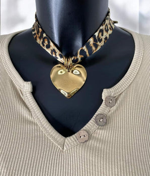 collier ras de cou coeur, en acier inoxydable et ruban léopard