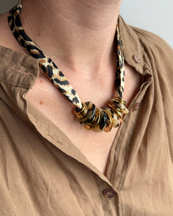 collier ruban léopard et breloques