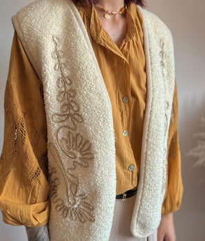 Gilet sans manches en sherpa écru brodé – Style bohème chic