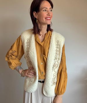 Gilet sans manches en sherpa écru brodé – Style bohème chic