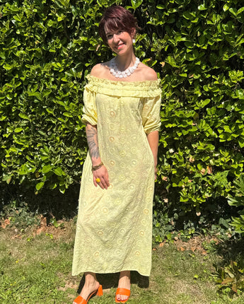 robe longue broderie anglaise jaune pastel avec encolure bardot et manches 3/4 - mode bohème chic marque Johanna Paris
